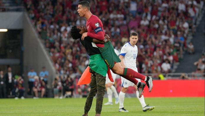 Fanoušek se během utkání vrhl na Ronalda. Dokonce ho zvedl do vzduchu