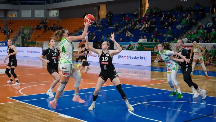 Začátek play-off ŽBL se víc povedl KP Brno, výhru viděla i zpěvačka Csáková
