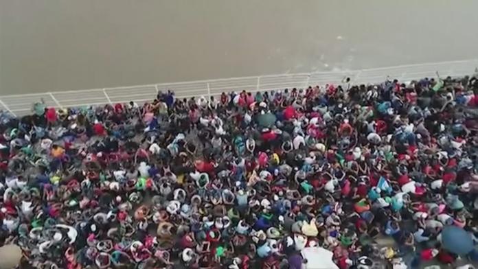 VIDEO: Uprchlíci ze střední Ameriky byli zastaveni na mexických hranicích