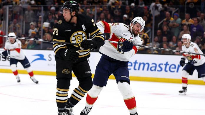 Charlie McAvoy z Bostonu Bruins fauluje Olivera Ekmana-Larssona z Floridy Panthers