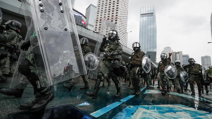 Správkyně Hongkongu slíbila vyšetřit násilí, stejně ji obklíčil zuřící dav!