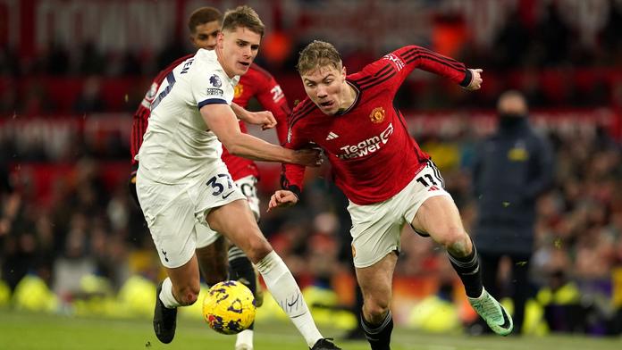 Micky van de Ven z Tottenhamu v souboji s Rasmusem Højlundem z Manchesteru United