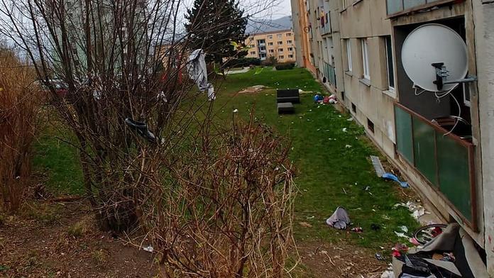Místo ozdob na stromku starý kočárek. Češi zavalili okolí domů odpadem