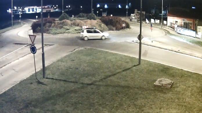 U silnice ležel mrtvý 16letý chlapec! Policie hledá řidiče tohoto auta