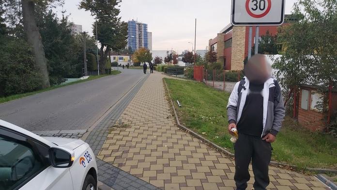 Opilec s pilou se vrátil na místo činu. Už potřetí řezal dopravní značku
