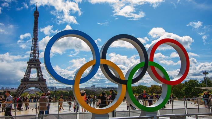 Eiffelova věž a olympijské kruhy