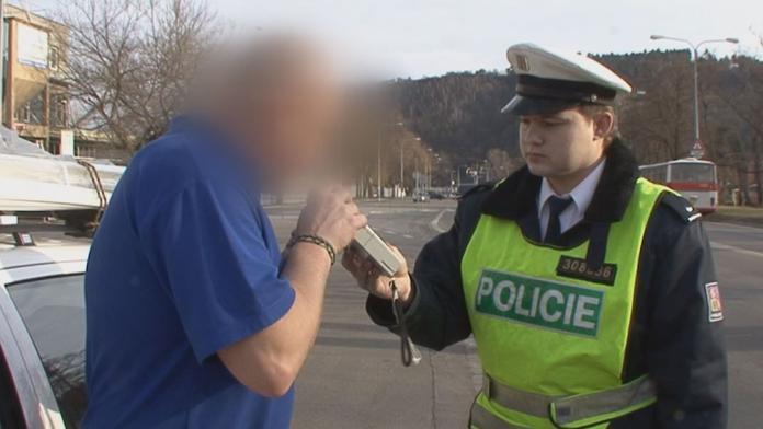 Mladík ujel cizím autem a boural. Pak se opilý snažil vše opravit