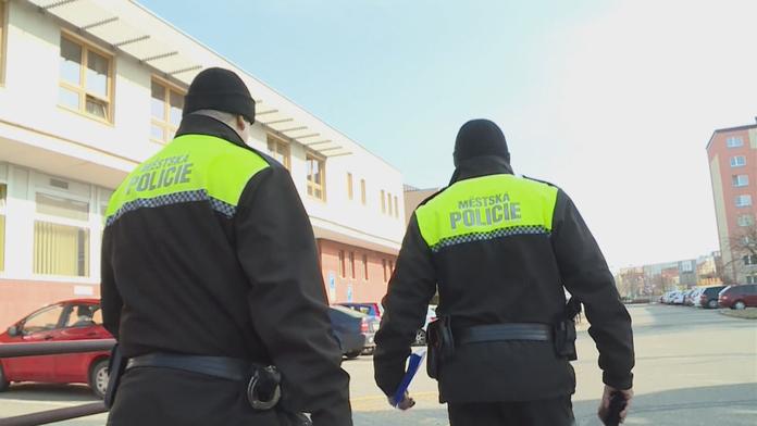 Muž měl v Plzni zaútočit na skupinu dětí. Jednoho z chlapců ošklivě zranil