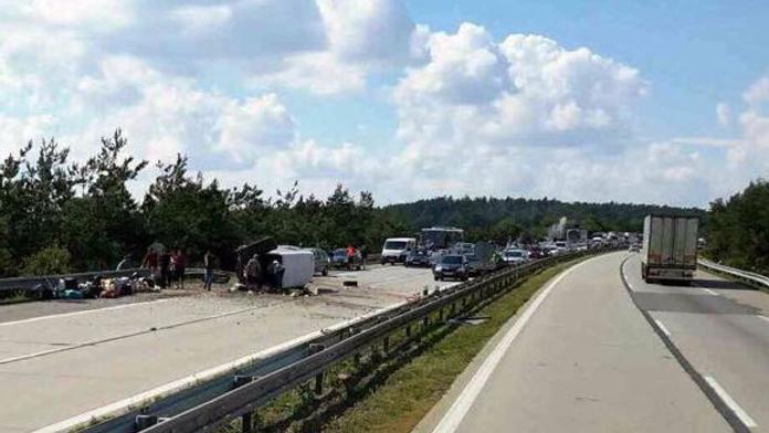 Vážná nehoda na dálnici zastavila provoz. Pět zraněných, i dítě!