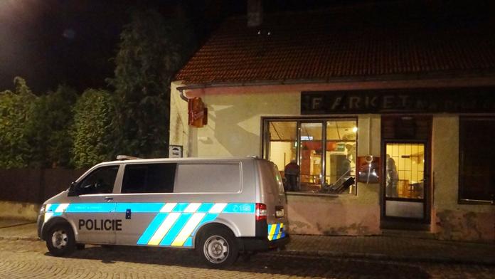 Zkopali mě do krve, pak se smáli, popsala žena bitku v baru v Praze