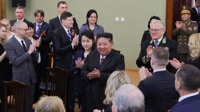 Kim Čong-un s Kim Ču-e na ruské ambasádě