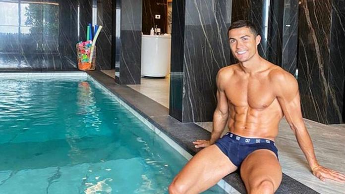 Kdepak klid na lůžku. Ronaldo si s koronavirem užívá v bazénu