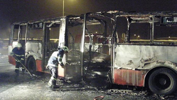Linkový autobus začal hořet za jízdy! Zbyla z něj jen kostra