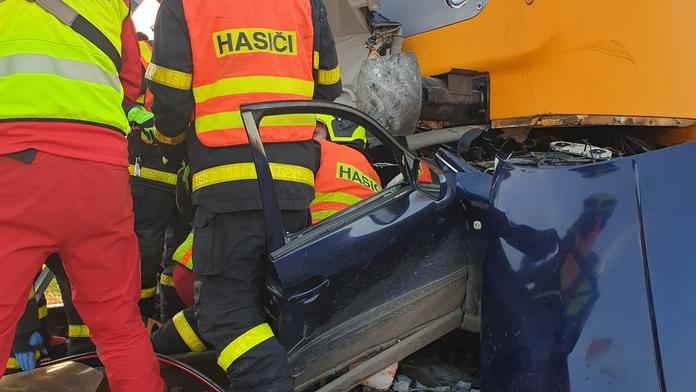Na Kutnohorsku se srazil vlak s autem, jeden člověk na místě zemřel