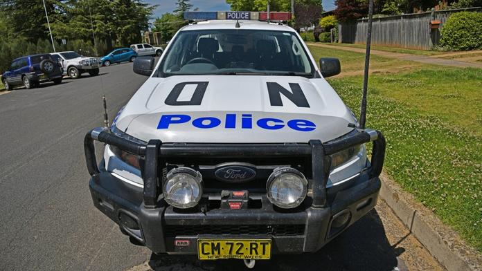 Australští policisté šli na 95letou seniorku s taserem, je v kómatu