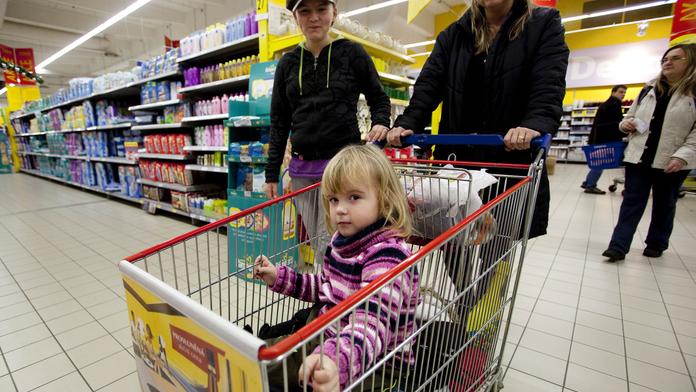 Na batole se v pražském supermarketu převrátil nákupní vozík! Se zraněním skončilo v nemocnici