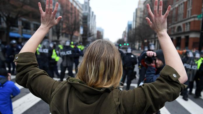 Protesty proti Trumpovi rozháněli těžkooděnci, zadrželi přes 200 lidí