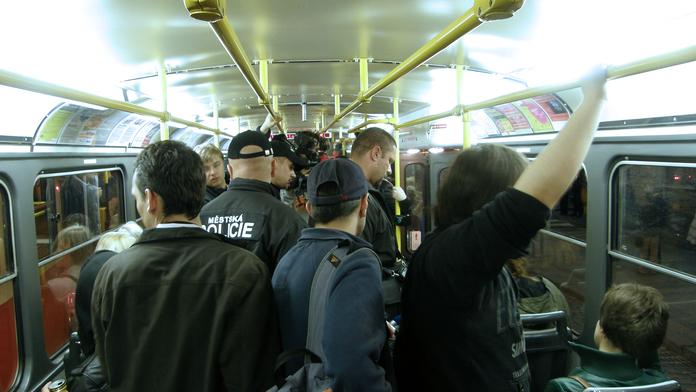 Policisté a revizoři provedli razii v pražských nočních tramvajích