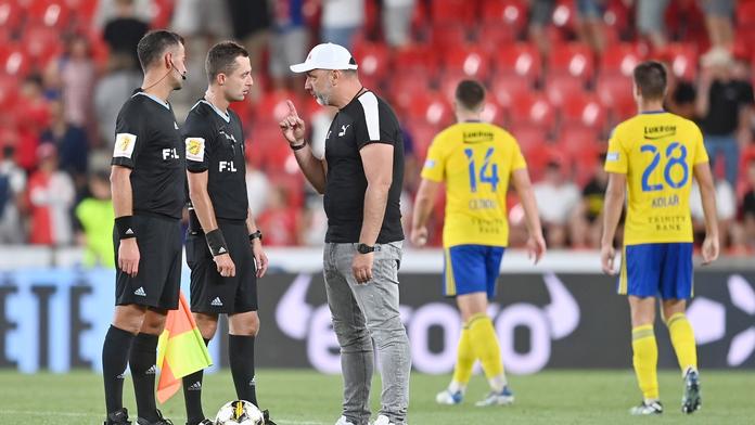 Za chyby se pyká. FAČR tvrdě potrestala sudího Černého i jeho kolegu u videa