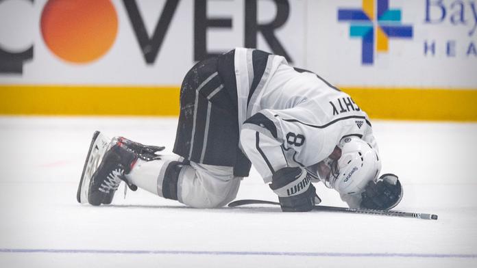 Šílený faul v NHL. Elitní obránce skončil v bolestech, možná přijde o olympiádu