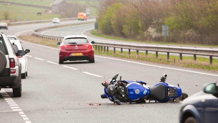 Tragická nehoda na severu Čech. Řidič motorky nepřežil srážku s autem