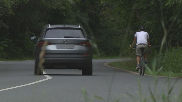 Nevraživost mezi cyklisty a motoristy: 80 % Čechů by uvítalo více ohleduplnosti