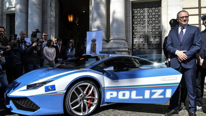 Italští policisté řídí lamborgini. V čem se jezdí jinde? PŘEHLED