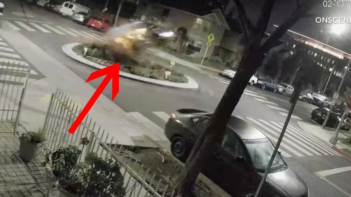 Skok hrůzy. Opilá řidička přeletěla křižovatku vzduchem! VIDEO