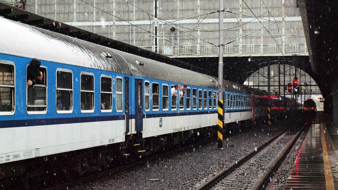 SMRT POD KOLY VLAKU: Žena nejspíš skokem pod soupravu spáchala sebevraždu!