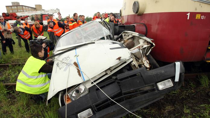 Další vlak na Karlovarsku sestřelil auto! Zranili se dva lidé!