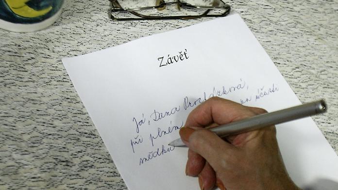 Babičky pozor! Je levnější majetek potomkům darovat, než je nechat dědit