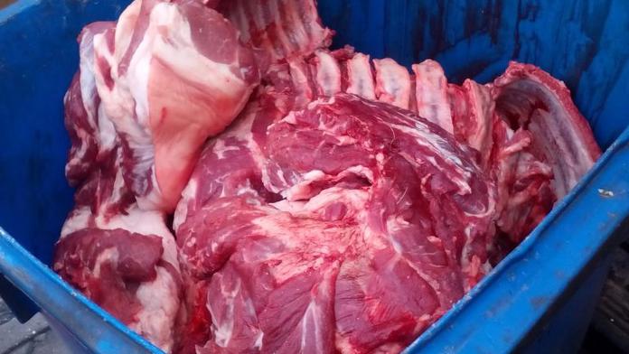 Tohle maso mohli jíst Češi! Obří zásilku veterináři hned zlikvidovali