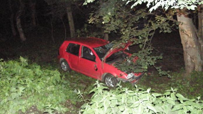 Opilý šofér nevybral za Prahou zatáčku a vlétl golfem do lesa