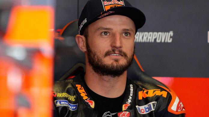 Jezdce MotoGP překvapila na závodech opice. Mechanikovi prý rozlila kávu