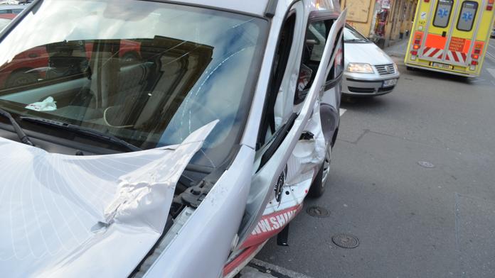 KOMPLIKACE V DOPRAVĚ: Nehoda tramvaje na Smíchově a hromadná nehoda na D1!