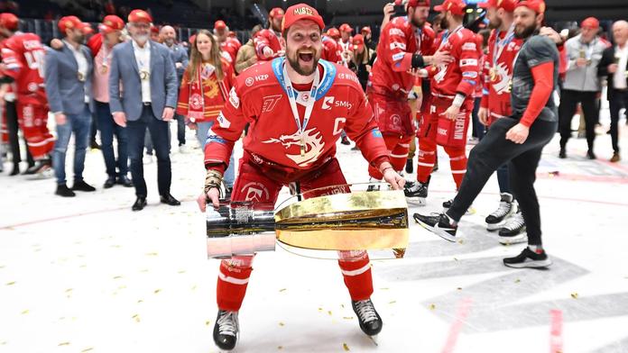 Třinecký kapitán Petr Vrána s pohárem pro mistry extraligy