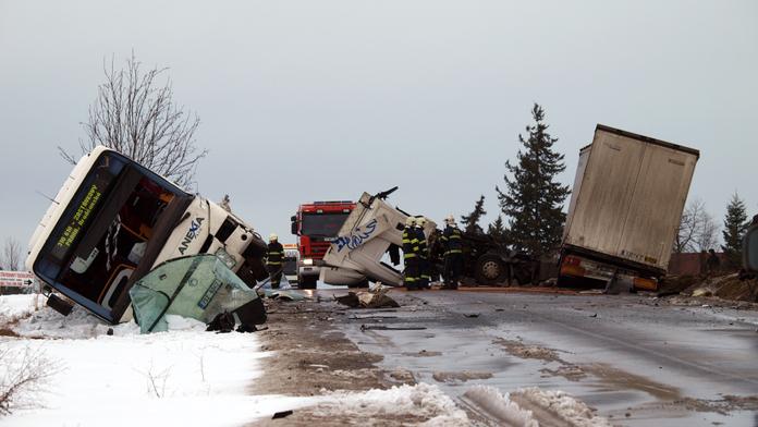 Autobus s dětmi smetl ze silnice vítr. Na místě zranění