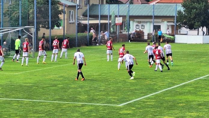 Kabina je zničená, chodí nám výhrůžky, zní z Admiry Praha po vymyšlené penaltě