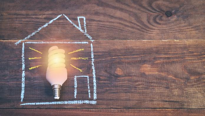 Jak ušetřit a snížit své výdaje za energie, ale zároveň nezůstat doma potmě