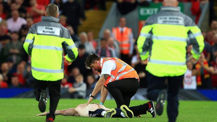 Zápas Liverpoolu přerušil neznámý naháč. Světu ukázal své přednosti