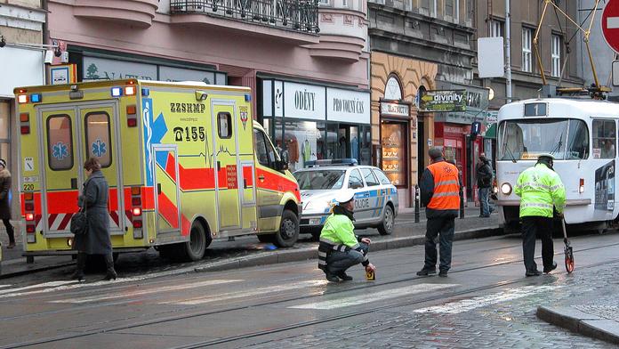 Řidič v Karlových Varech srazil školačku a ujel. Hledá ho policie