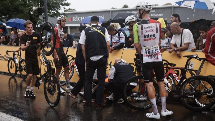 Neklidná etapa. Van Aert málem skončil pod autem, Bittner v hromadném pádu