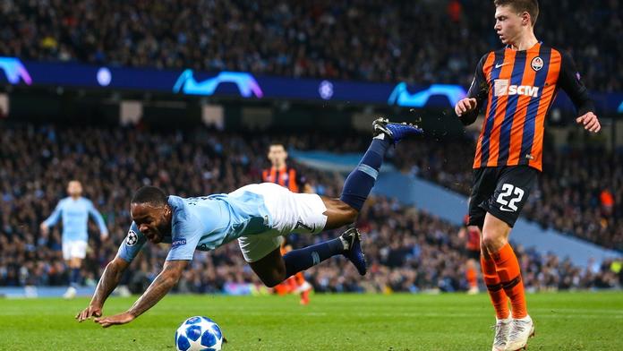 Fotbal řeší případ krtek: Mohl se Sterling přiznat přímo na hřišti?