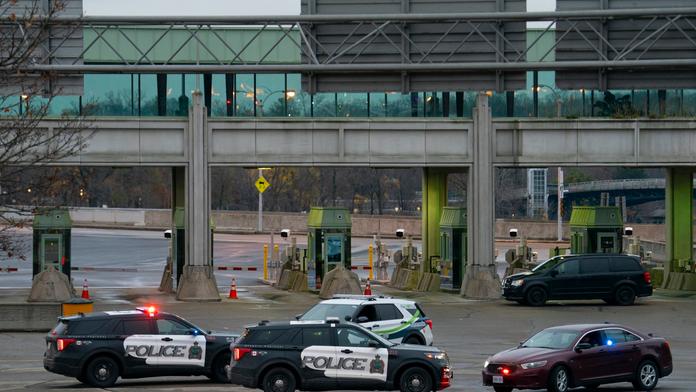 Na mostě mezi Kanadou a USA vybuchlo auto. Dva lidé v plamenech zemřeli