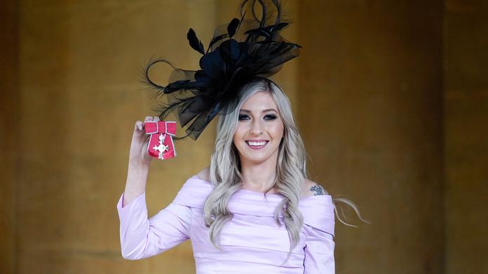 Získala titul od prince Williama. Na MS v šipkách jede i kráska Sherrocková