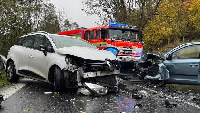 Vážná nehoda tří aut na Karlovarsku. Na místě jsou zranění, pro ženu letěl vrtulník