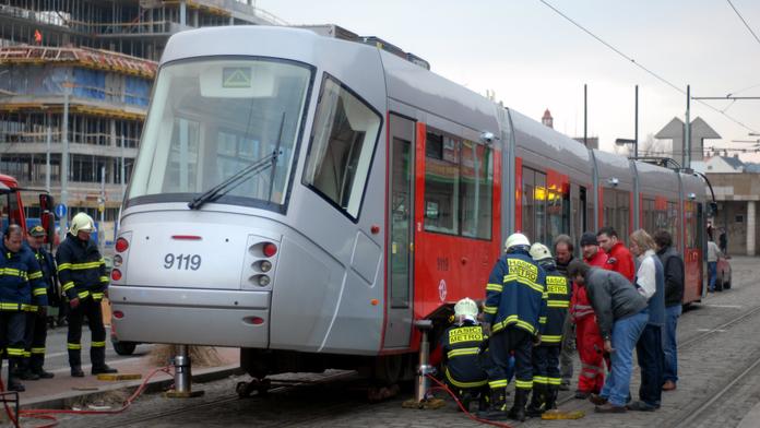 Cyklista VJEL tramvaji PŘÍMO POD KOLA! Museli ho VYPROSTIT hasiči!