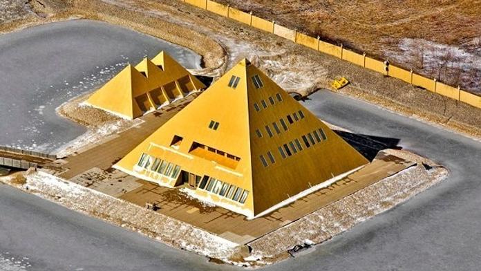 BYDLENÍ: Obří zlatá pyramida má zázračné účinky, říká majitel