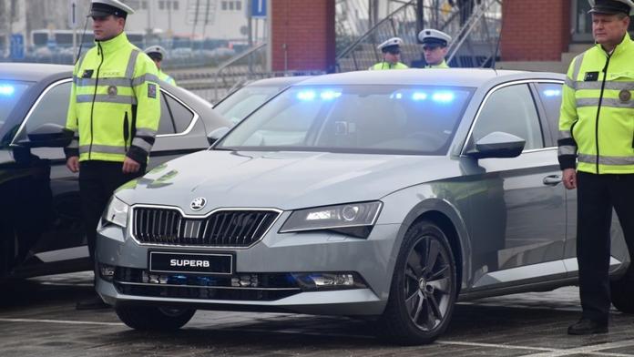 Pozor! Poradíme vám, jak poznáte policejní Škody Superb!