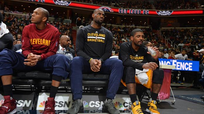 LeBron jen seděl, Cleveland nestíhal. Krize Cavaliers pokračuje